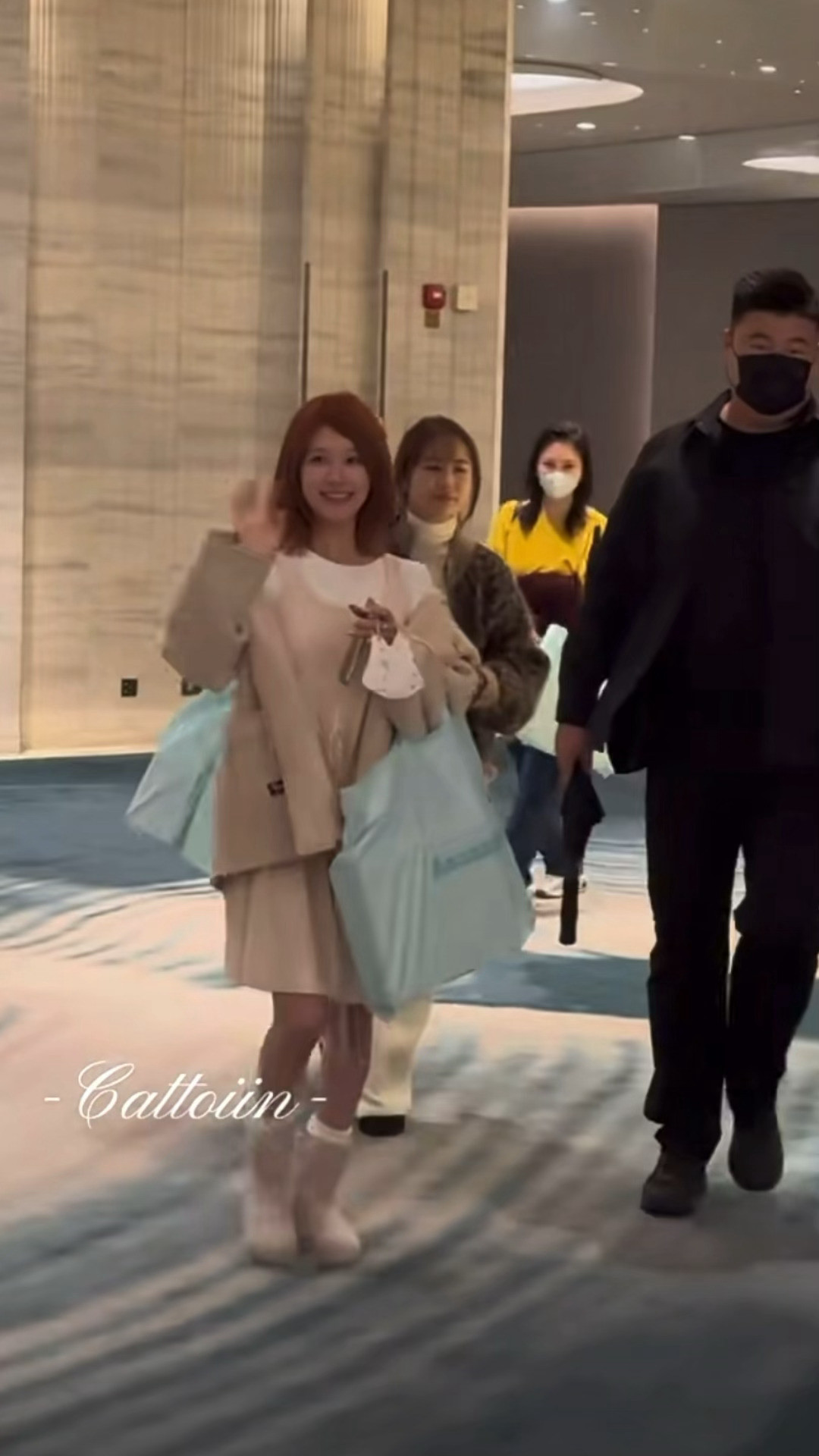 庆功宴下班的露思宝，一直在跟粉丝拜拜，小小一只萌的不行哇！[抱抱]赵露思许我耀