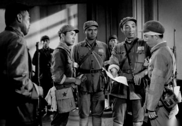 1950年，机关干部出殡途中打了哨兵两巴掌，警卫处长当场放行，当晚哨兵集体撂挑子