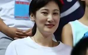 周琦那个大他六岁的媳妇王欣怡，可真不是个简单人物。网上瞎传他俩生了仨娃，其实