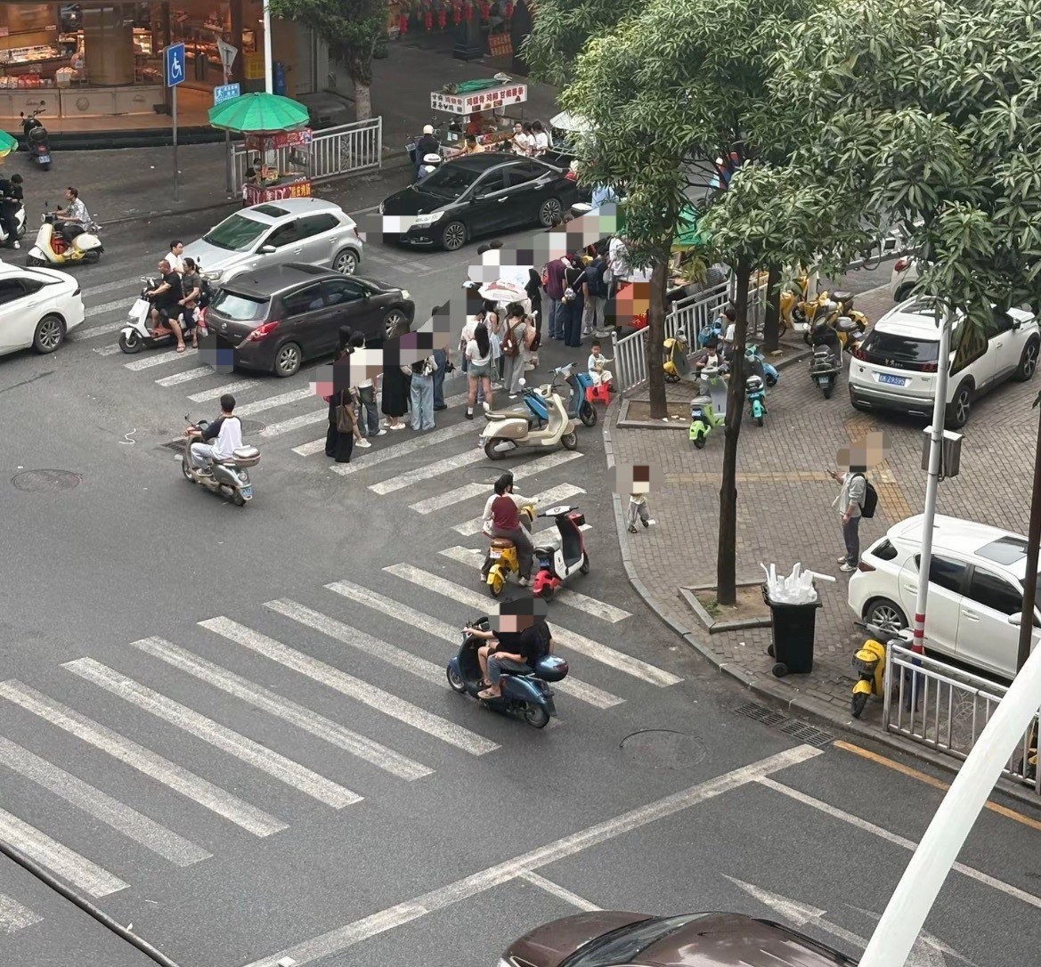 5月2日，网友反映：玉林城区占道小摊贩排长队要是出事谁责任，把马路给占了，严重影