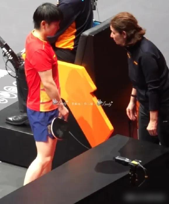 莎莎医疗暂停后，coco其实第一时间就站起来想往场边跑。先把事儿捋清楚：比赛