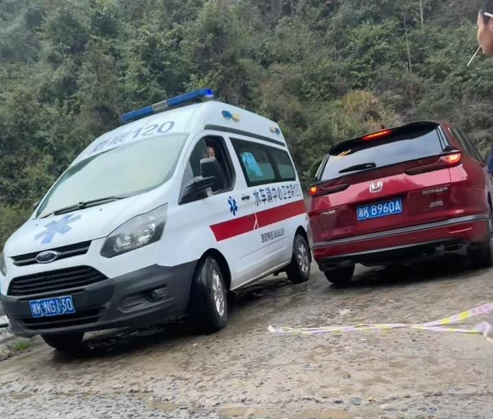 【6名消防员坠崖牺牲目击村民发声：事发处山路又急又陡，多人步行抬担架救援】村民称