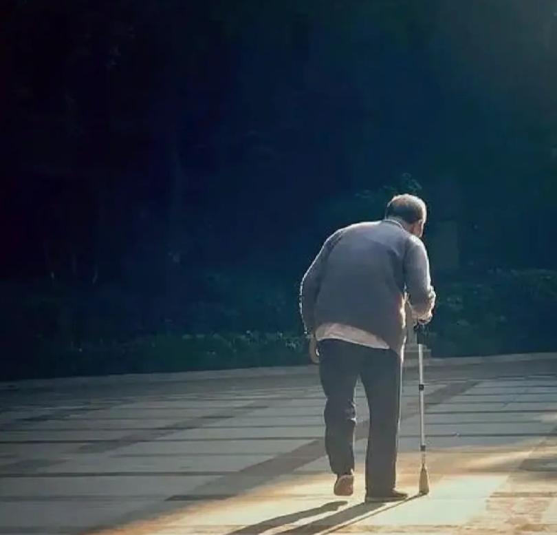 曾经600人赞同他离婚就不认儿子，现在老了——他跪在法庭上哭着要赡养费，儿子一句