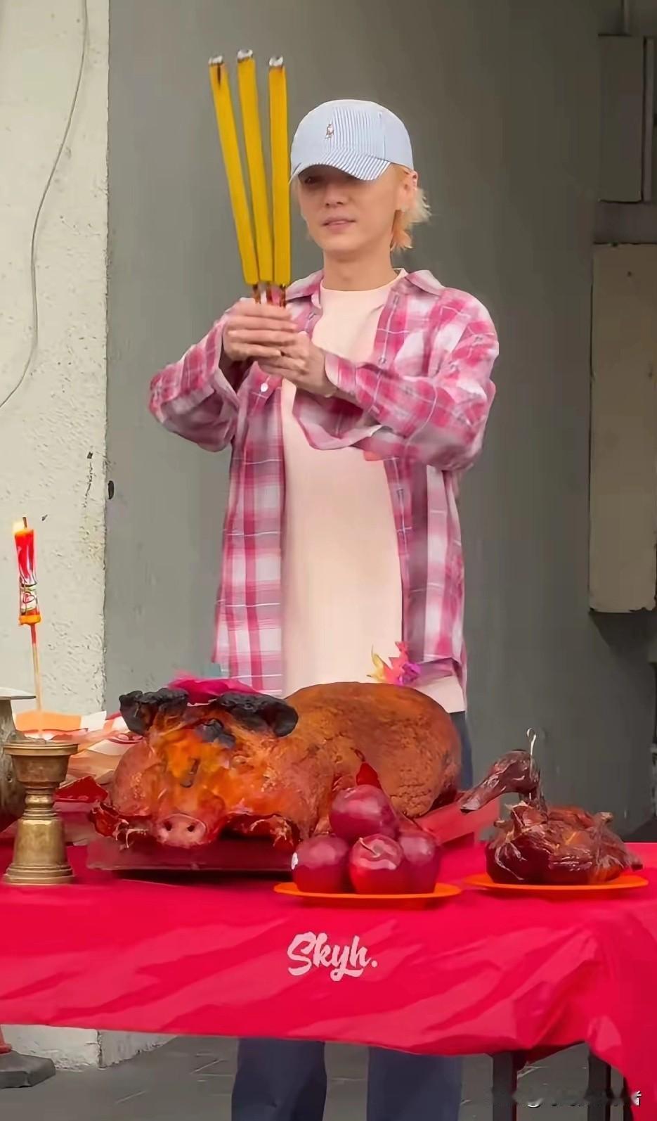鹿晗也是有模有样，在红馆开演唱会，也进行了拜神仪式，一个美好的寄托。鹿晗虽然感