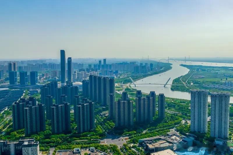 南京又现通宵排队抢房的景象，这场景看着既熟悉又魔幻。想当年房地产火爆时，这样的场