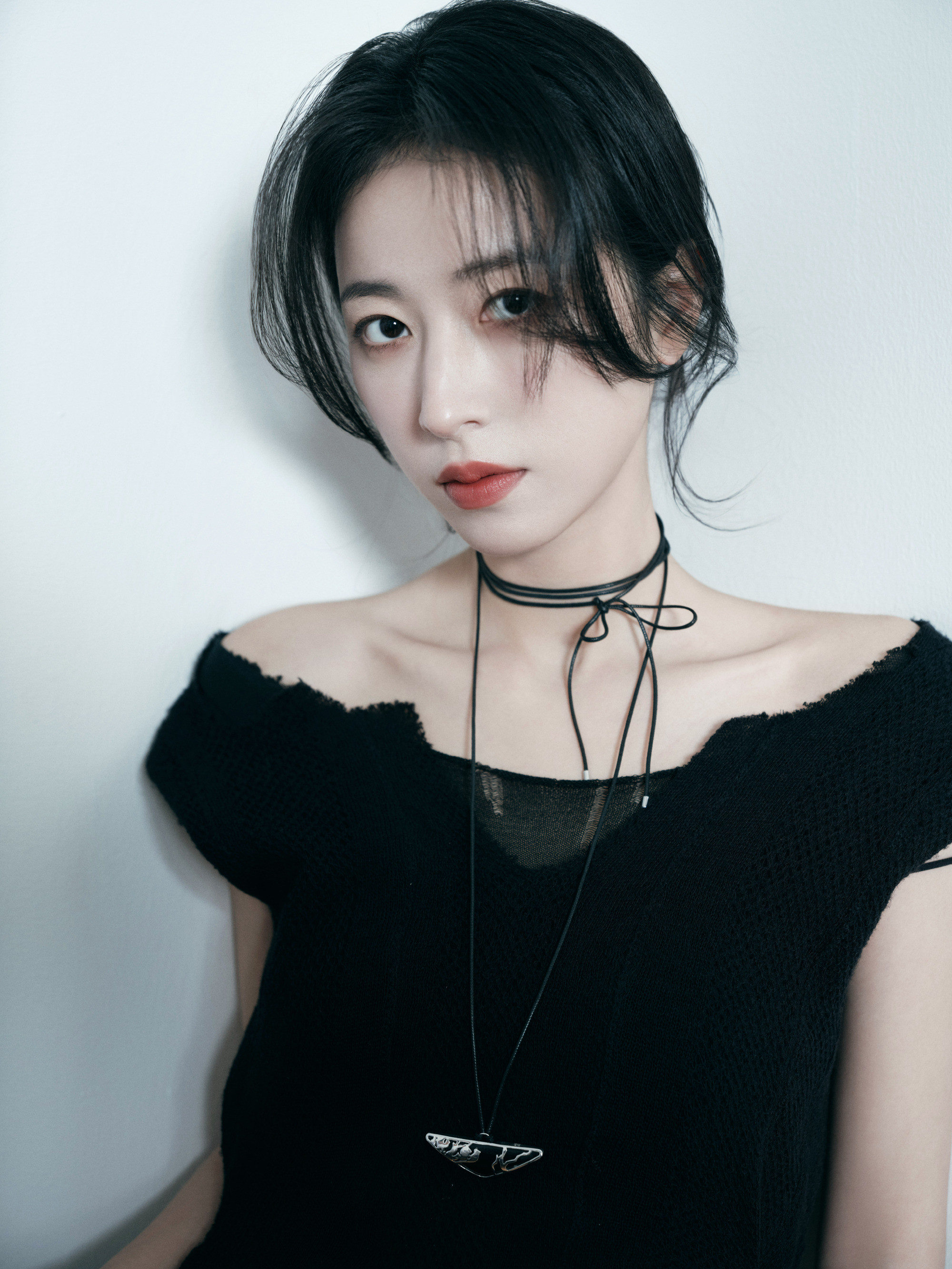 周雨彤：今天是一身黑色穿搭的职场眼镜姐姐。周雨彤