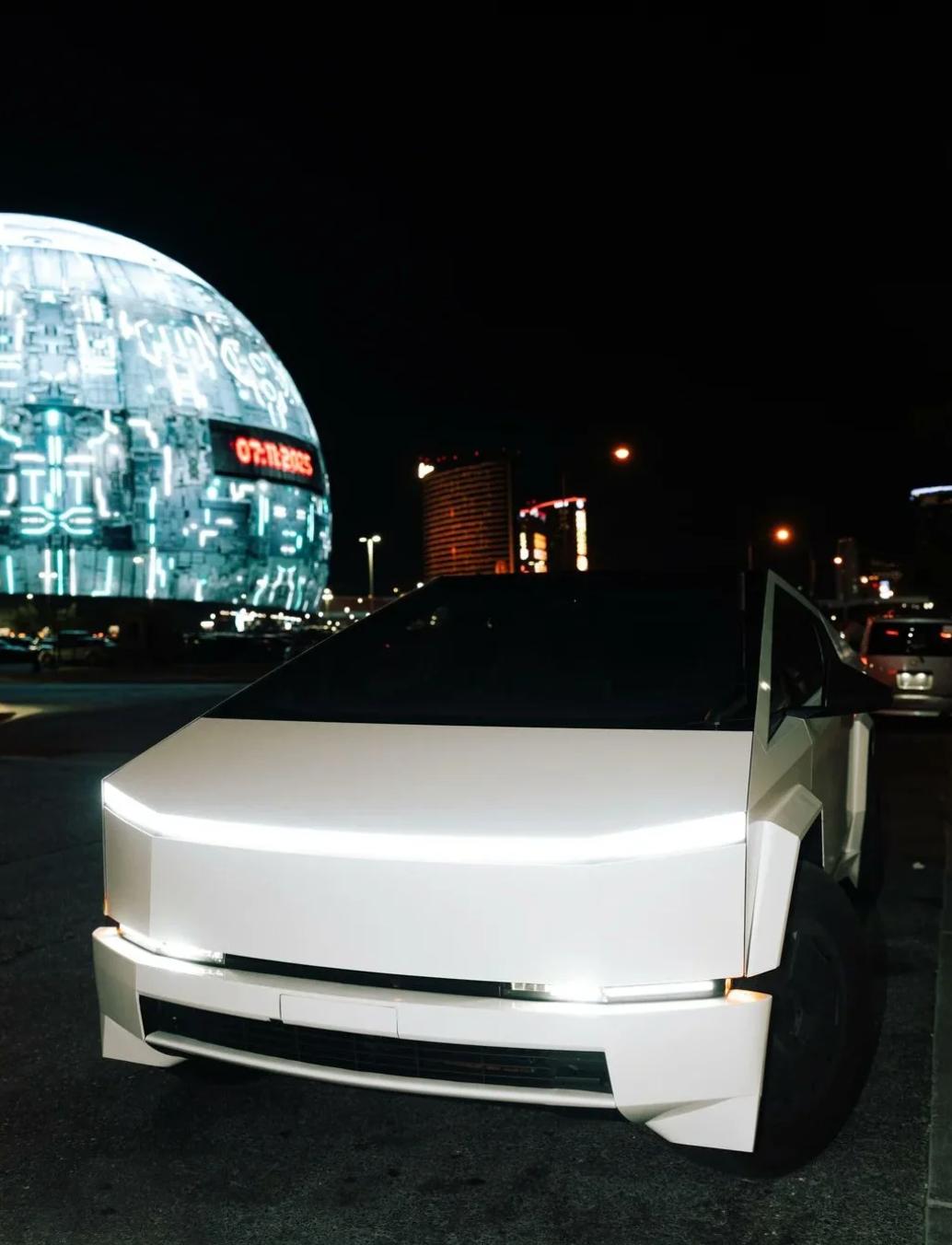 白色Cybertruck，有点像GTA里解锁的隐藏载具，开出来就是一台现实里