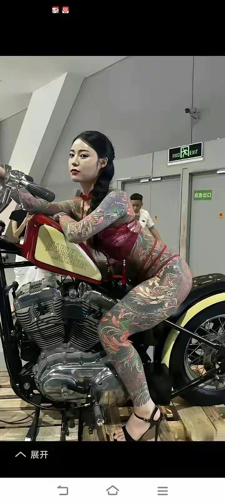 很多人觉得通体纹身的女孩子只图自己快活，不顾他人眼光和未来，还拿开家长会被老师另