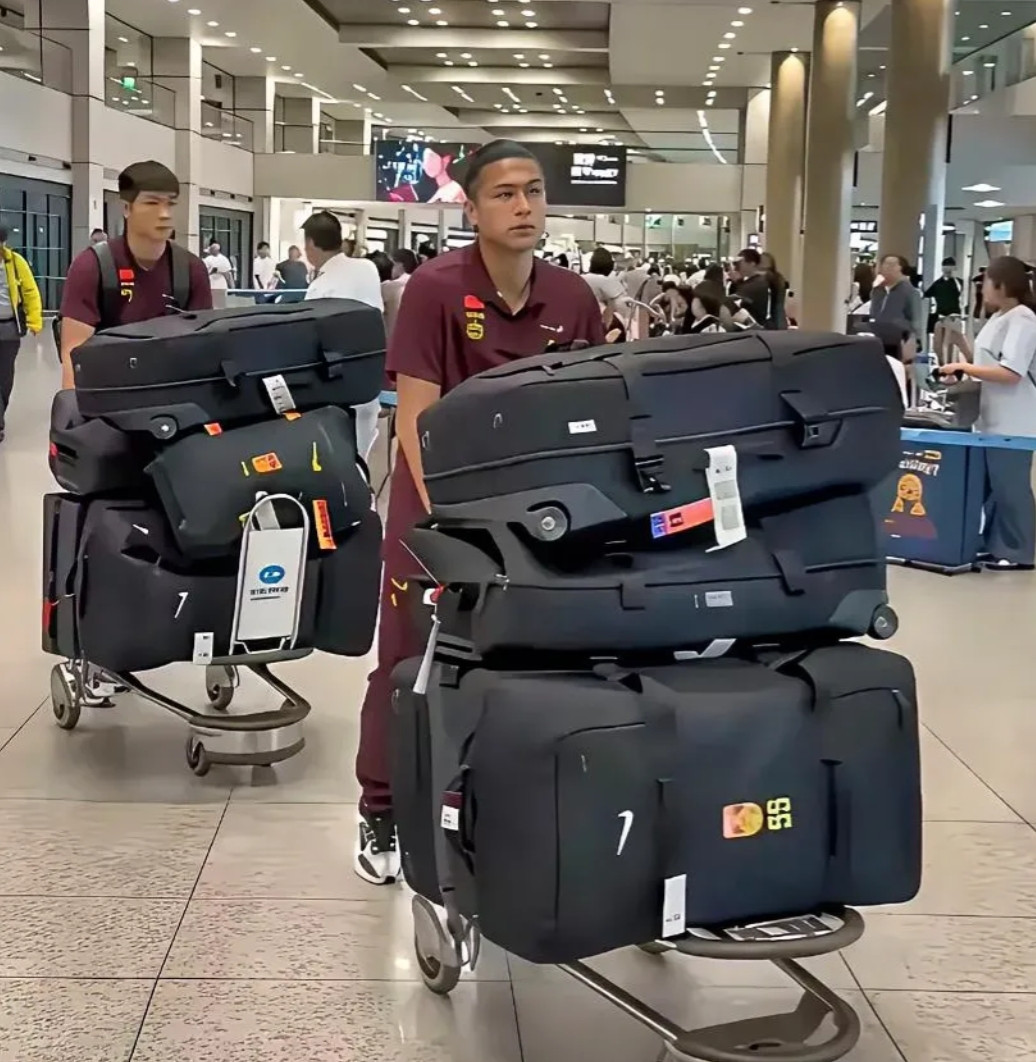 中国男足因为行李箱登上了新闻的首页，网友们都好奇箱子里究竟装的啥？两天的比赛