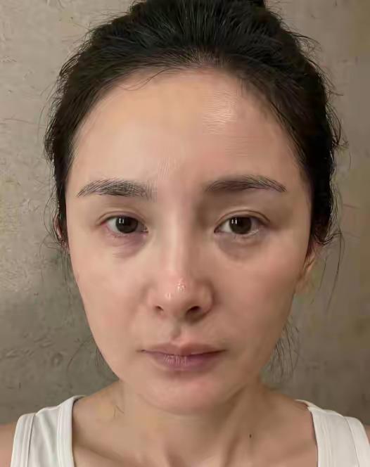 看了杨幂的素颜，还容颜焦虑吗？