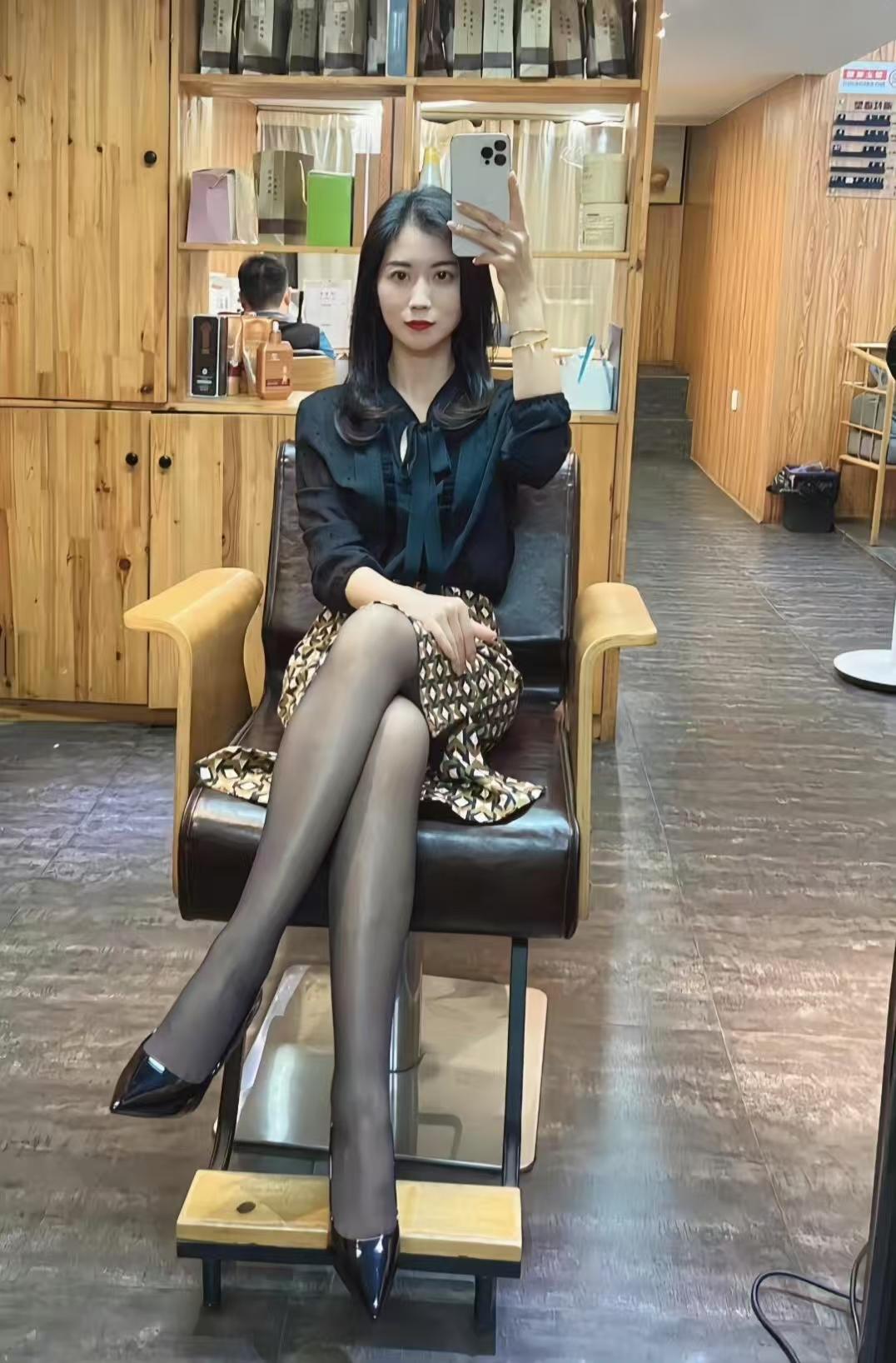 只是简单做了个发型，就被好多人搭讪。这么久单身是发型问题？还是穿着原因？百思不得
