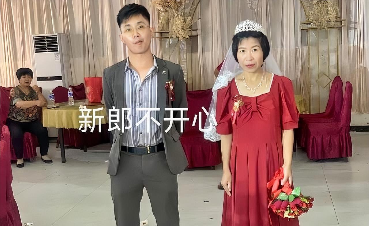 河南年轻小伙娶阿姨，婚礼现场引轰动！新郎新娘并肩站着，看上去挺搭但又有点奇怪，就