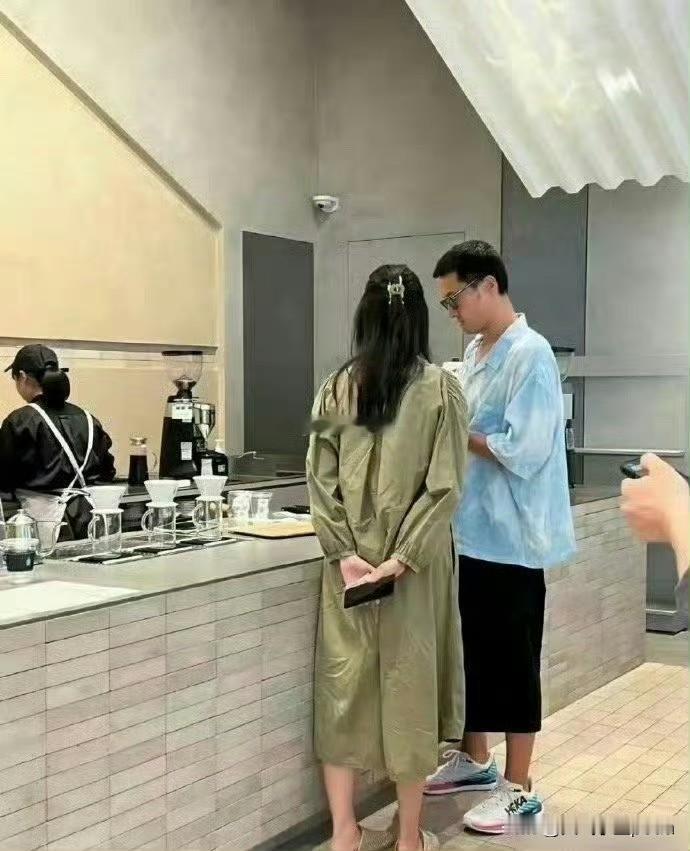 王传君和妻子齐溪还挺般配的，官方差13公分，可站一起愣是看不出那么大差距，齐溪这