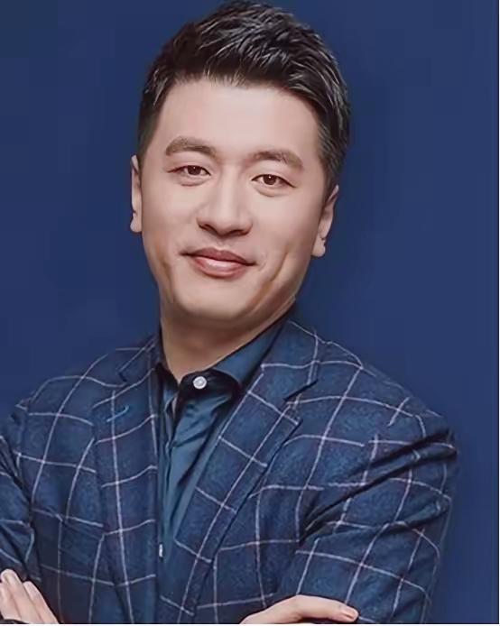 张雪峰说，当年我掏空四年的工资，给父母在东北买了房，他们正在装修的时候，我给他们