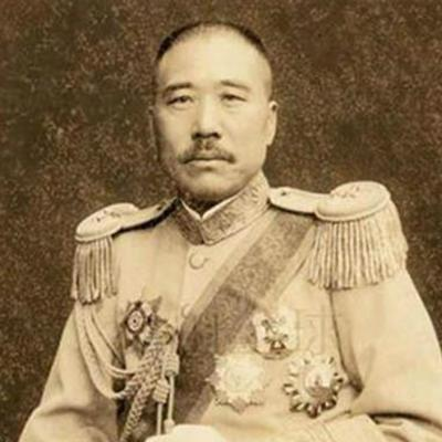 一次，张宗昌和俄国武官打牌，俄武官输得精光，这时张宗昌说：“你欠我的钱我不要了，