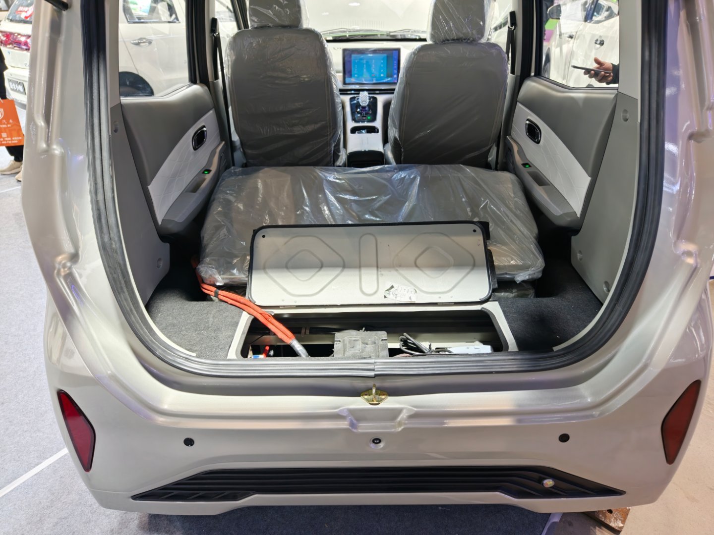 蔚米小咖的3.7米大尺寸低速电动车，听销售的意思是，做大车他们是老大。这车模仿日