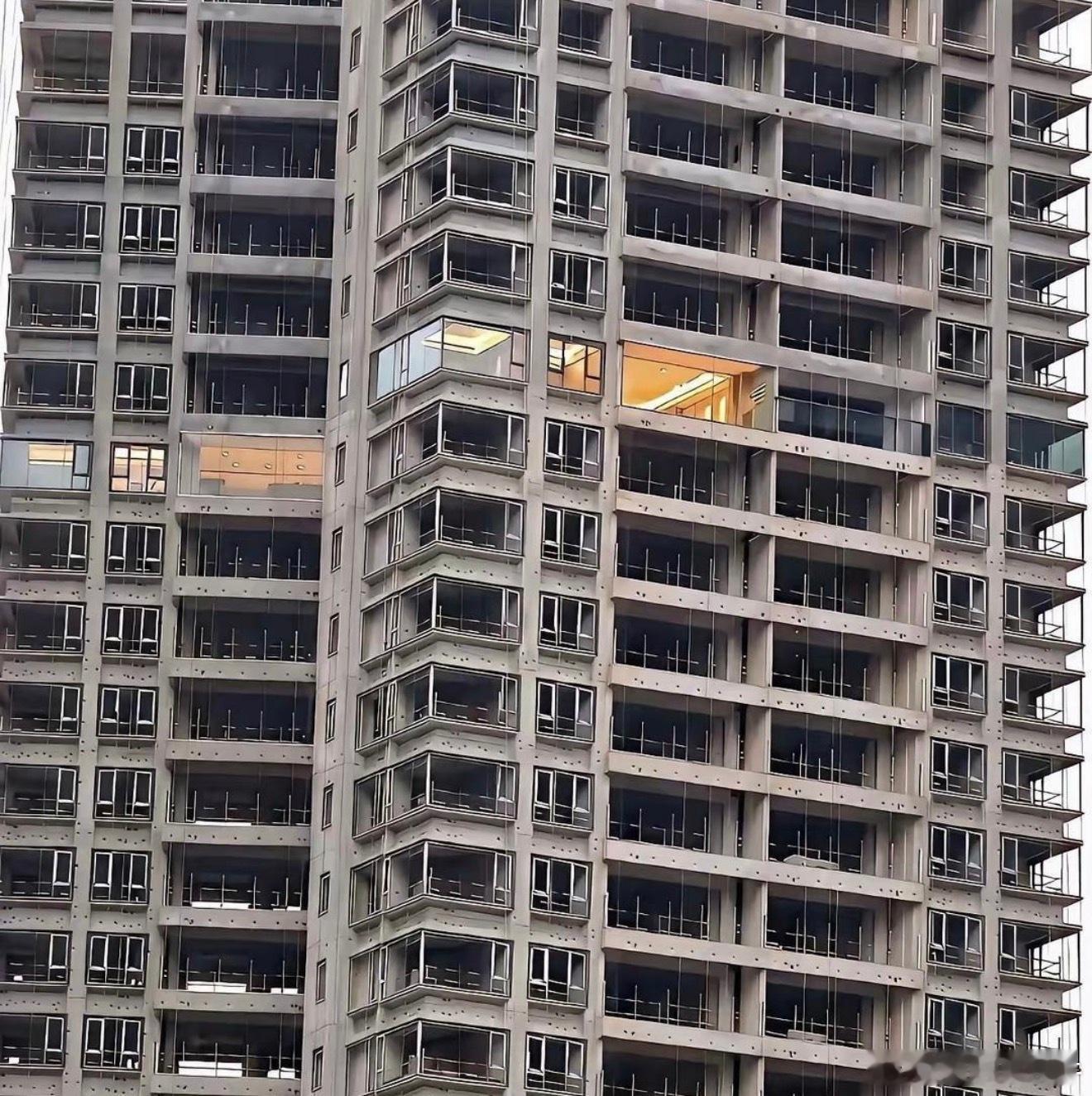 这一栋楼就一家亮灯？