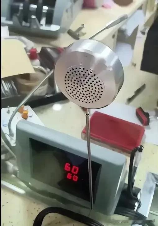 湖南娄底，女子去银行取300元现金，银行柜员通过点钞机确认60张后递给女子，结果