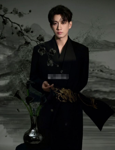 王子奇的气质里有种难得的“正气”，这让他驾驭国风造型时格外贴切。水墨的晕染与他眉