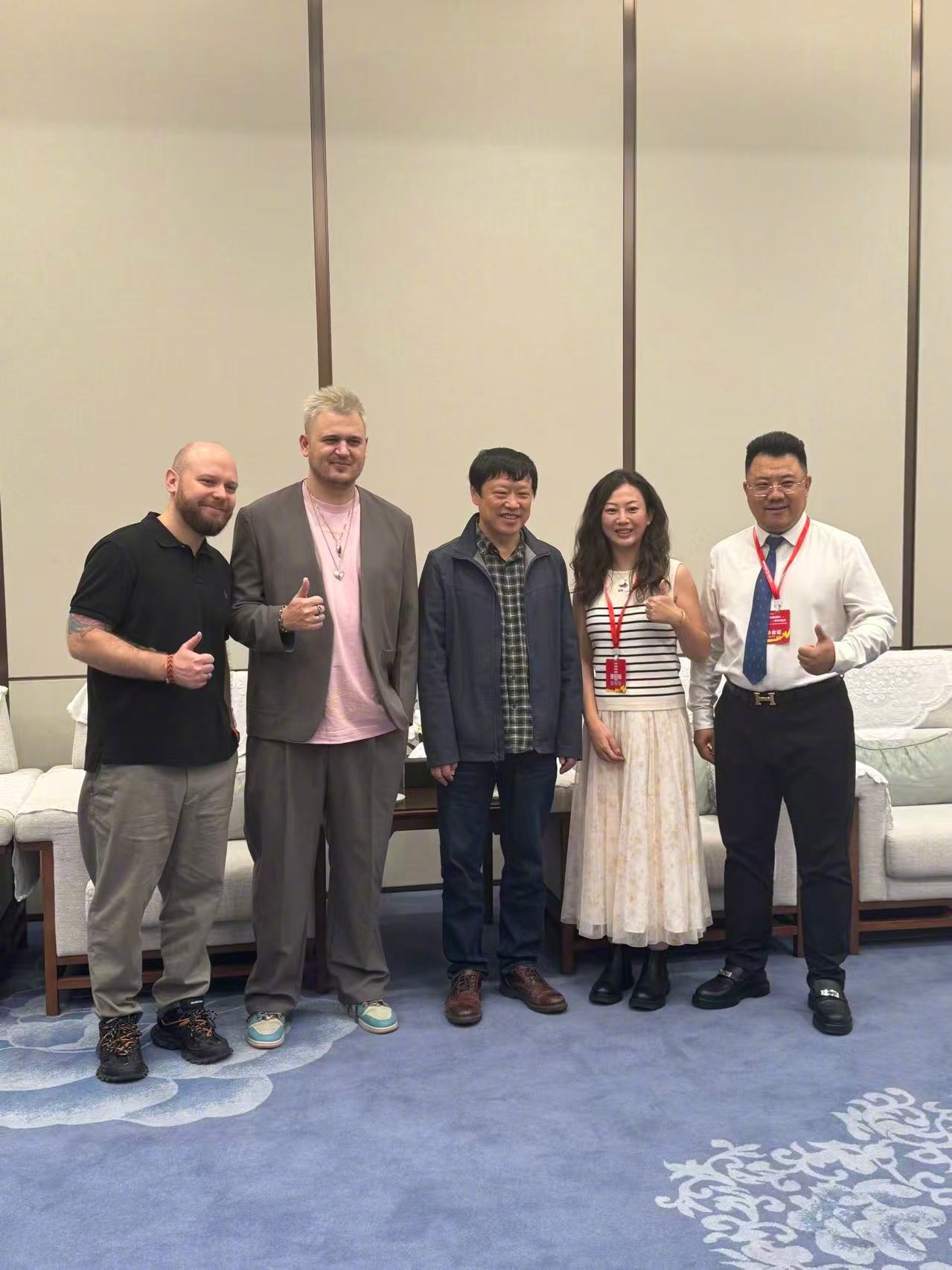 老胡来深圳参加一个跨境电商的大会。再次提醒投资者们，跨境电商目前仍是一个利润相对