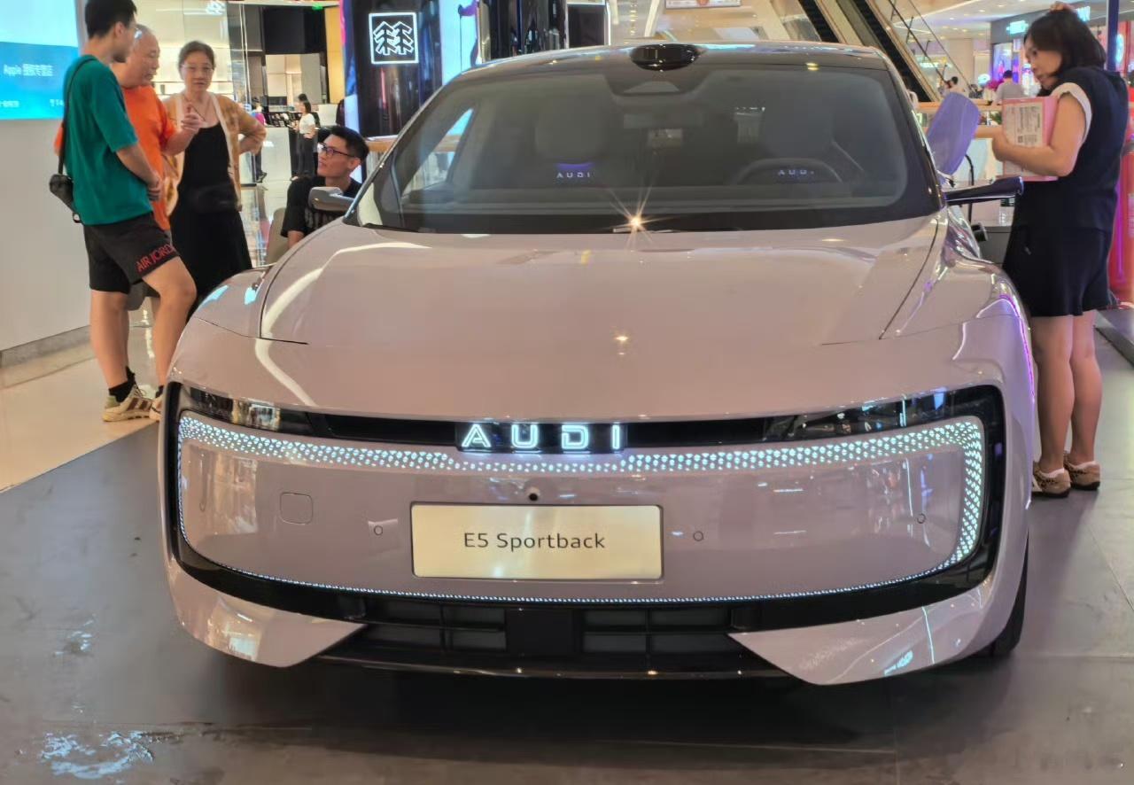 现在逛商场太有意思了！以前买奶茶逛潮牌，现在走两步就是奥迪、问界、零跑、等展厅，