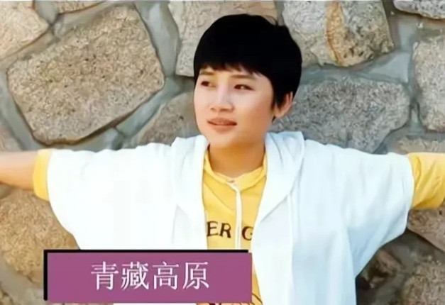 2000年，姜昆在美国遇到了出家3年的“歌坛一姐”李娜，她身穿一身僧侣服，早已剃