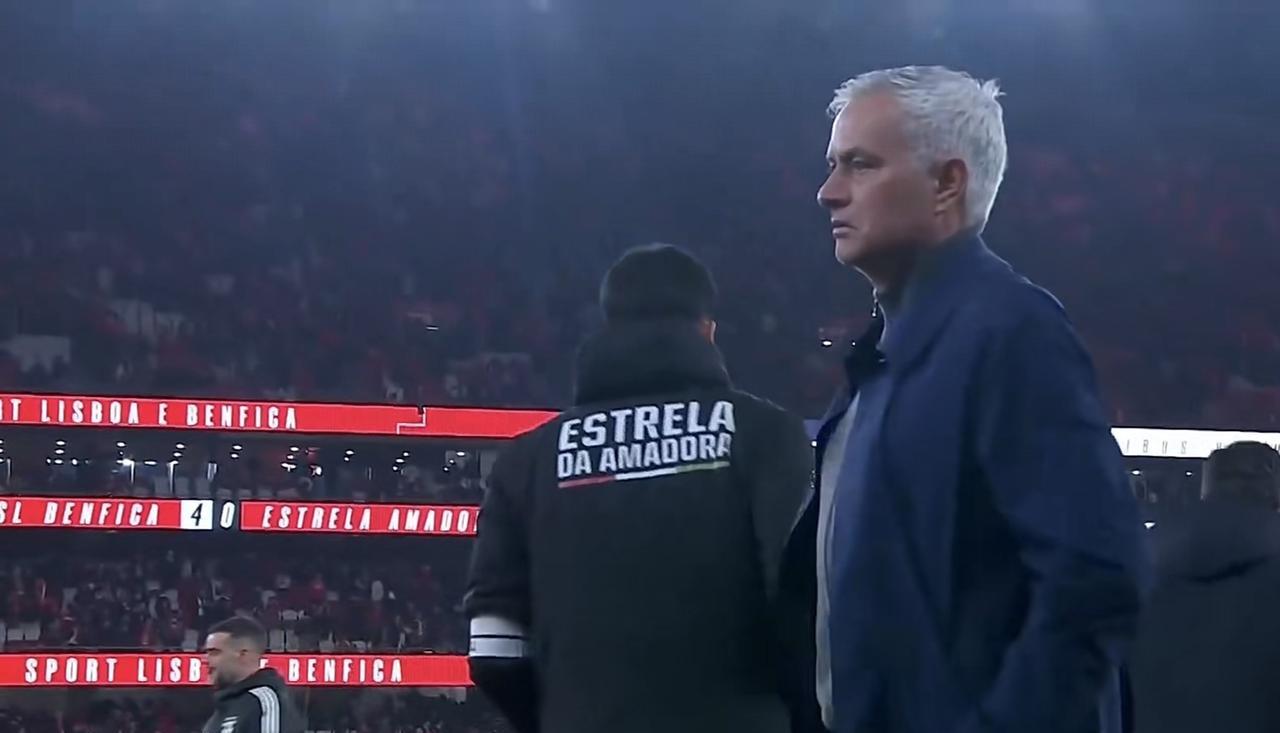 一场4:0的屠杀，穆里尼奥笑了，但只笑了一半。帕夫利迪斯梅开二度，17岁B队小