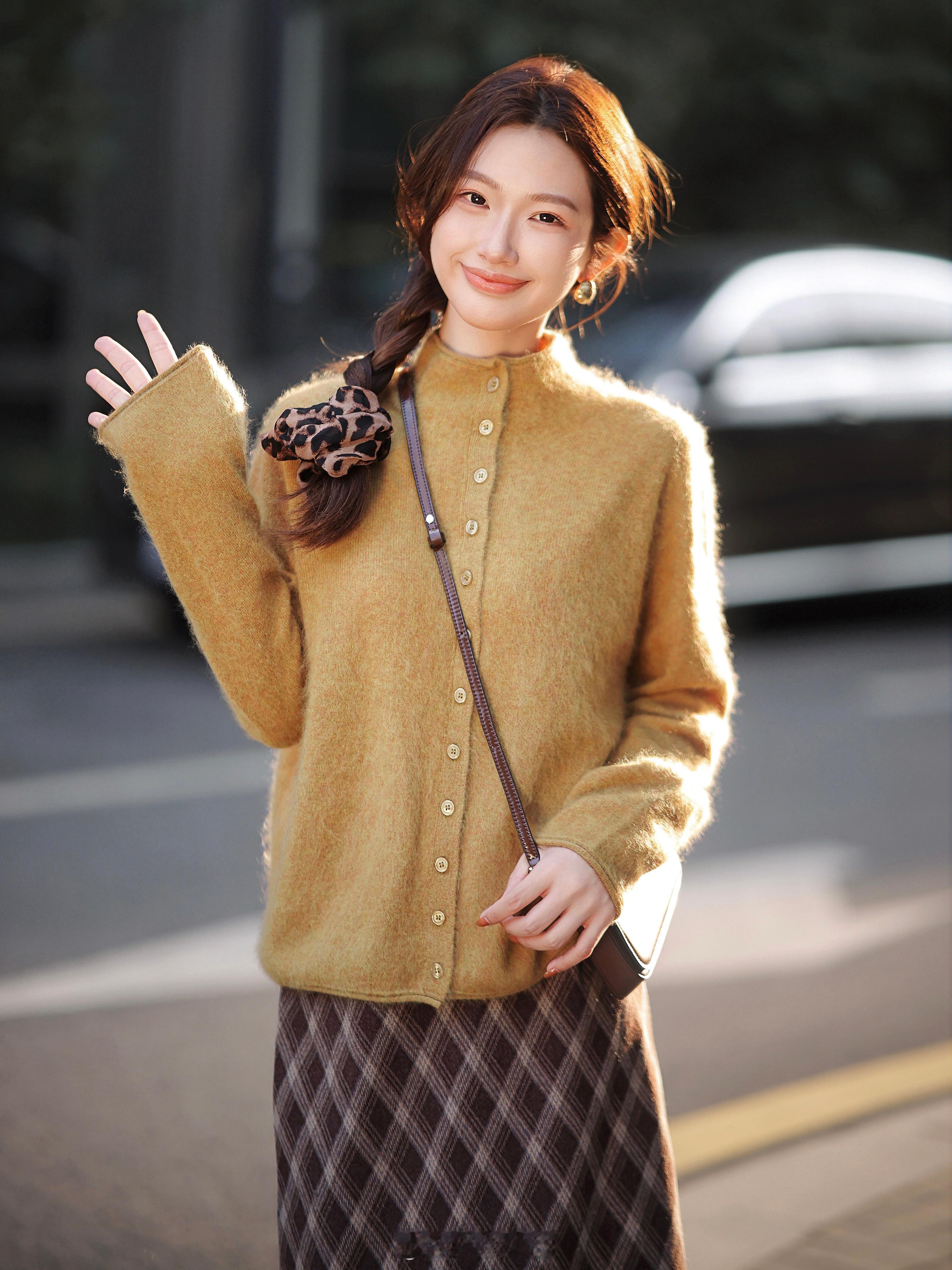 这抹黄色好似被暖阳染过哈哈温暖治愈的感觉很难不爱啊还是高克重羊毛+羊绒！厚实又