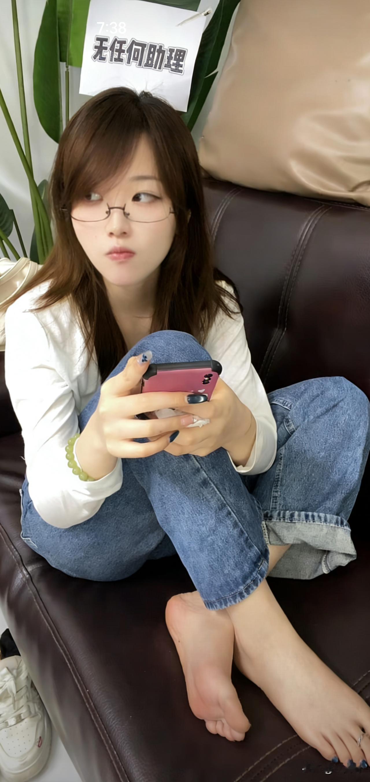 📱沉浸在手机世界的少女，无忧无虑的午后时光。