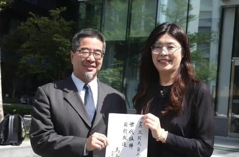 国民党主席选举明天开始投票，郑丽文今拜访马英九，获马英九手书“世代接替、同行致远