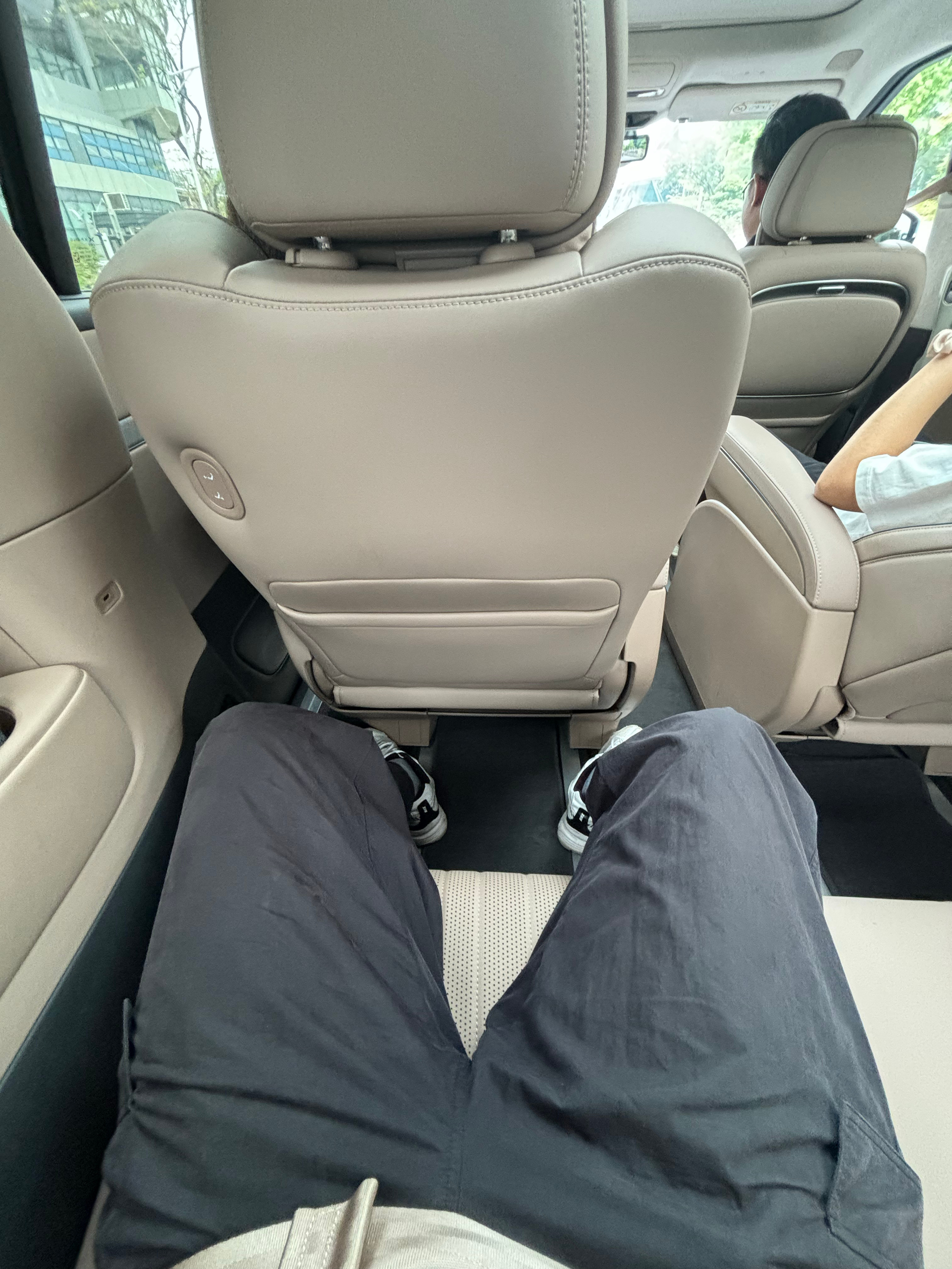 一下飞机就坐上了小鹏X9，刚才上车我特地去了第三排。小鹏X9第三排的空间真没得说