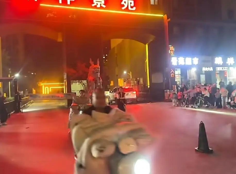 这下全网都知道了！山东，一女子网购了一件貂皮大衣，用水洗，用洗衣机洗直接给洗报废