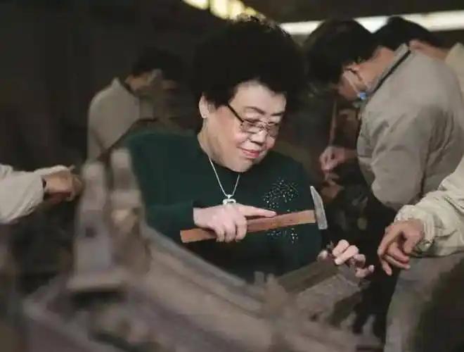 陈丽华这辈子，做对了一件事，也做错了一件事。做对的是：在所有人炒房的时候，她