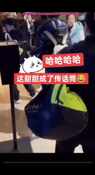 笑不活了！梁靖崑又成传话筒。这么多吃瓜群众，教练们都回头看着梁靖崑传