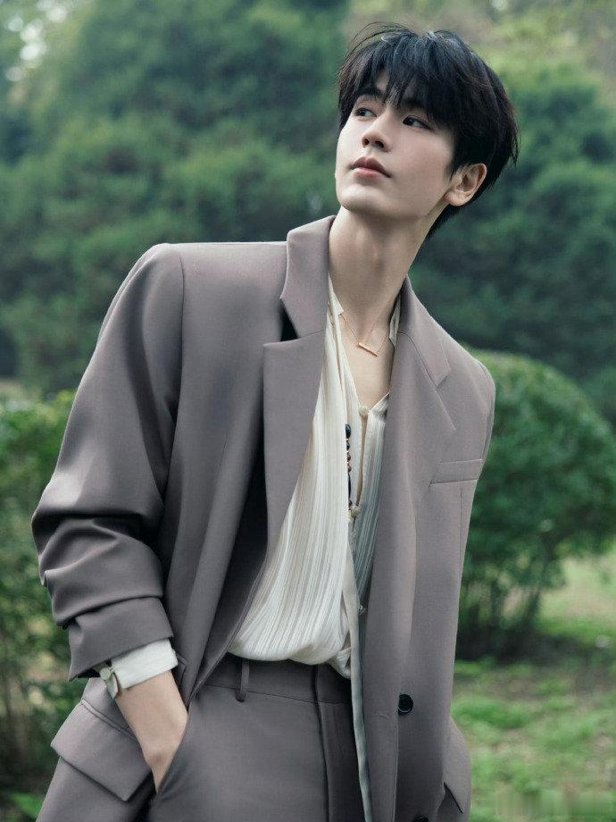 以为米卡和张凌赫刘宇宁一样高米卡的视觉身高绝了！舞台气场两米八，肩宽腿长显高感