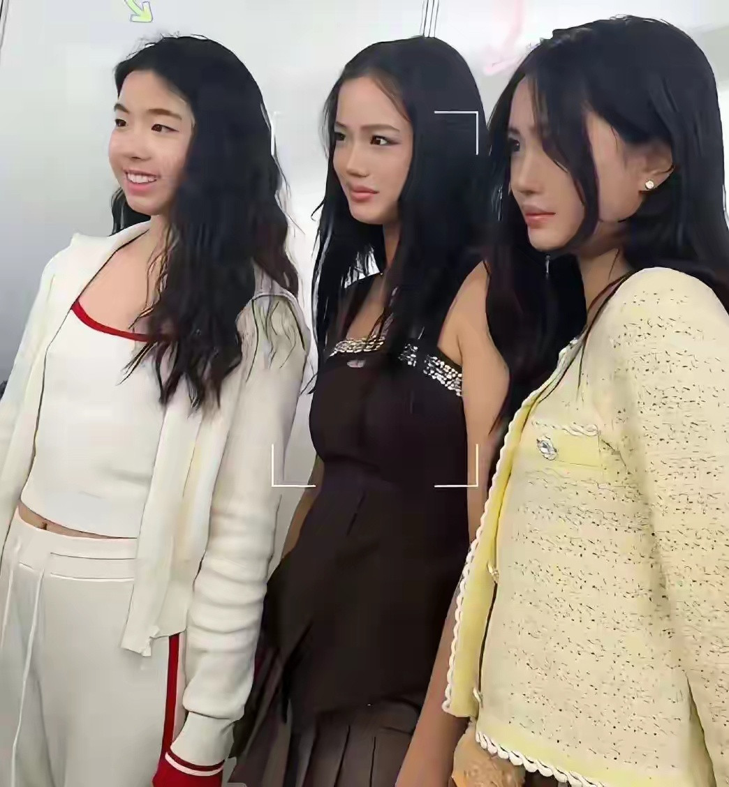 黄奕女儿钟丽缇女儿同框三个小姑娘站在一起，青春活泼，笑容灿烂，个个都十分养眼，画