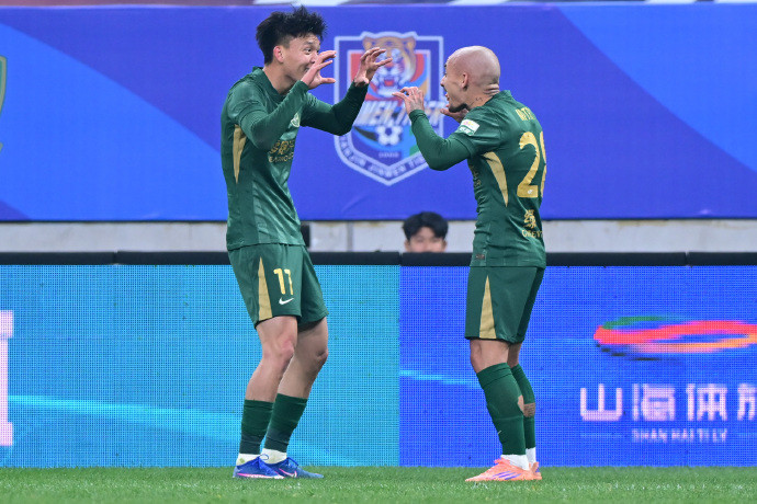 始料未及！#青岛海牛1比4浙江队# 上半场浙江没料到青岛早早进球，操之过急踢