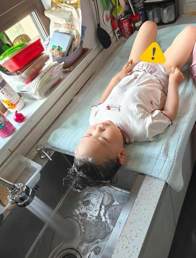 奶奶给孙女洗头，真会想办法夏日炎热，奶奶带着孙女在家玩耍，孙女出了一身汗，喊