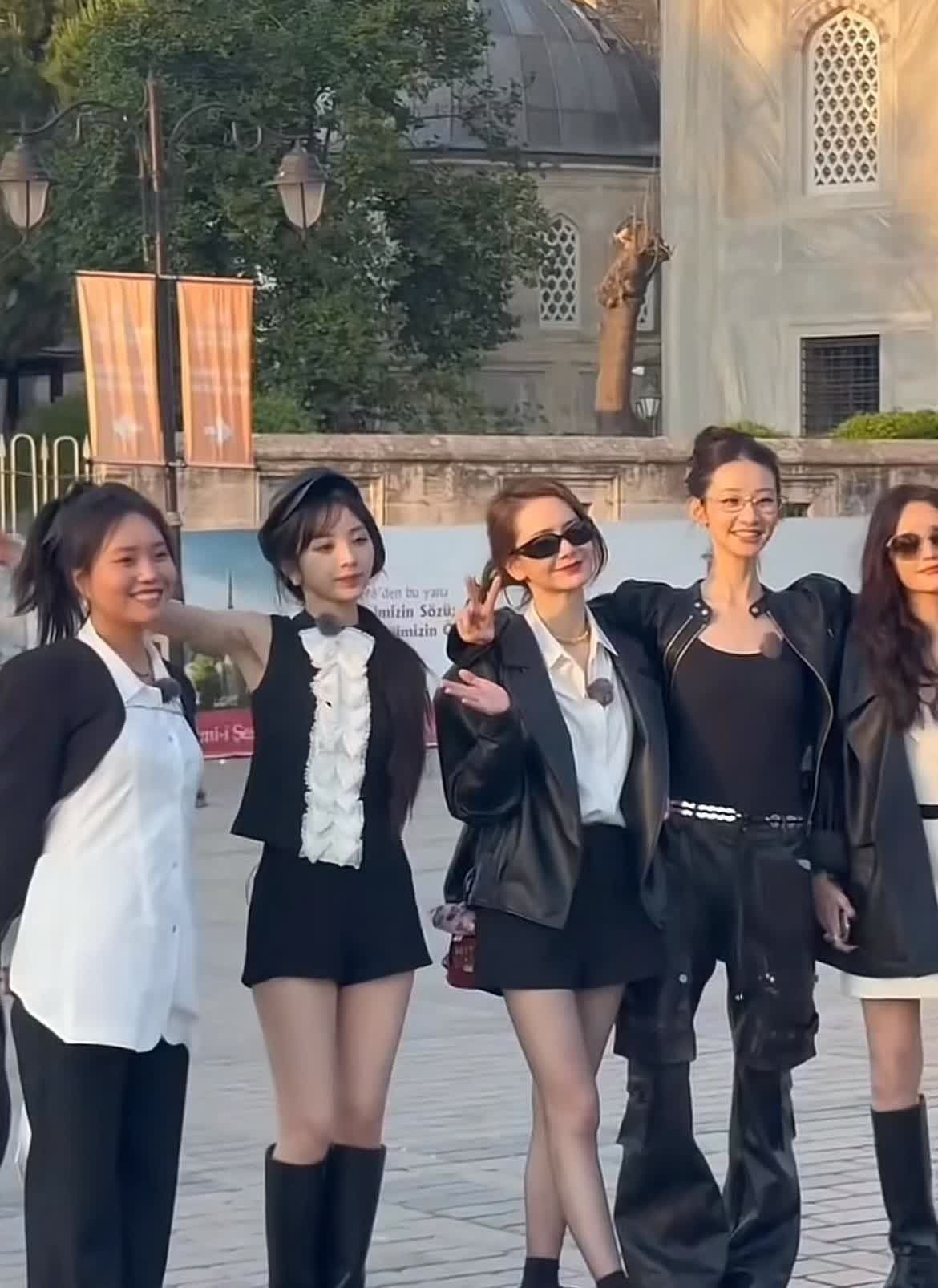 李雪琴减肥已经颇具成效了，但和一众女演员站在一起还是脸最大的一个。戚薇和