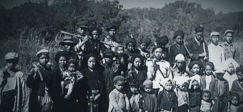 1956年，中国人民解放军在云南边境进行勘察的时候，突然发现了一群光着脚、穿着原