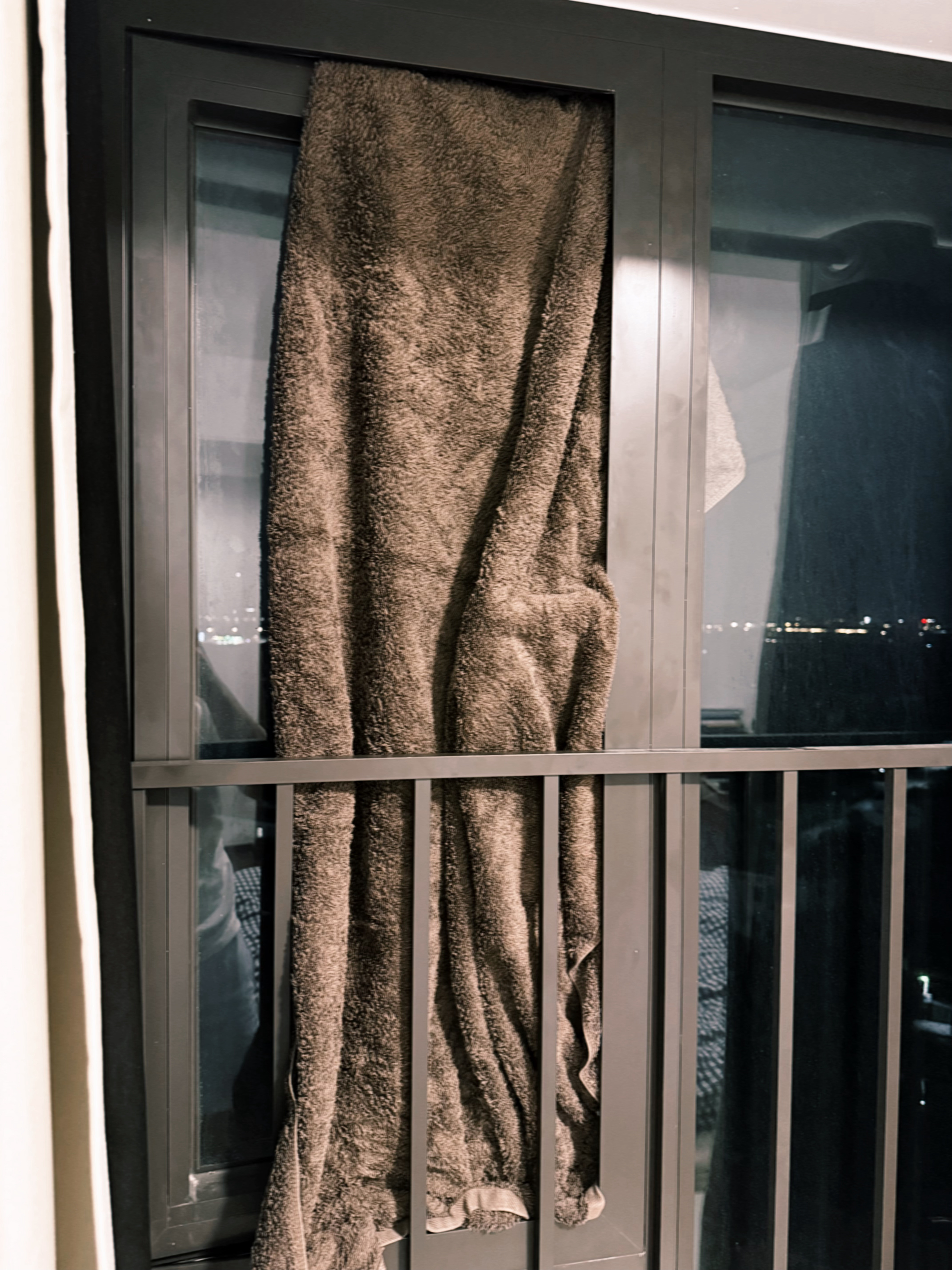 今晚有点回南天，只能靠浴巾塞住坏掉的主卧窗户，不然整个卧室潮的不敢想象，广东的朋