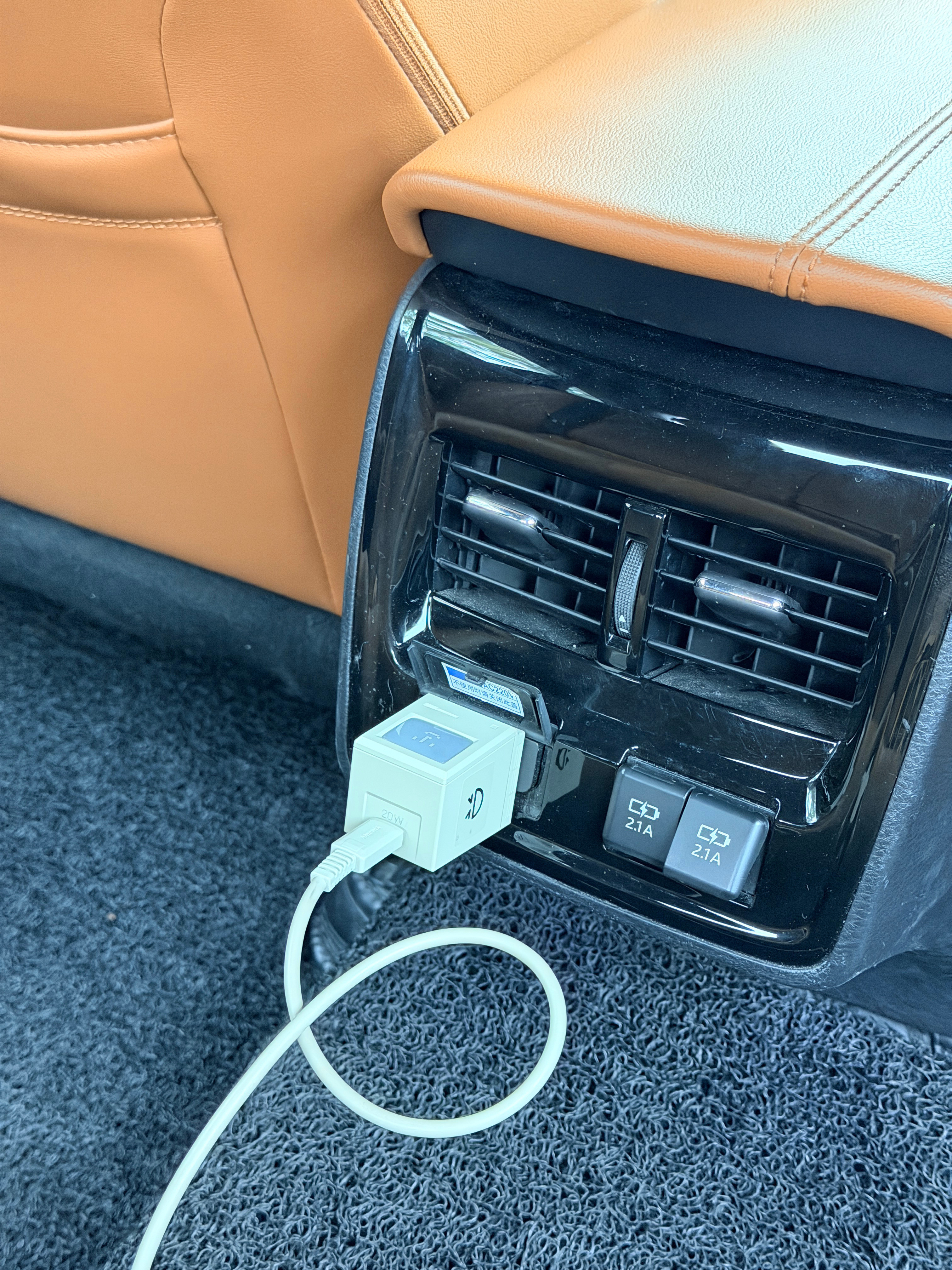 这辆车带插孔我的闪极终于派上用场了