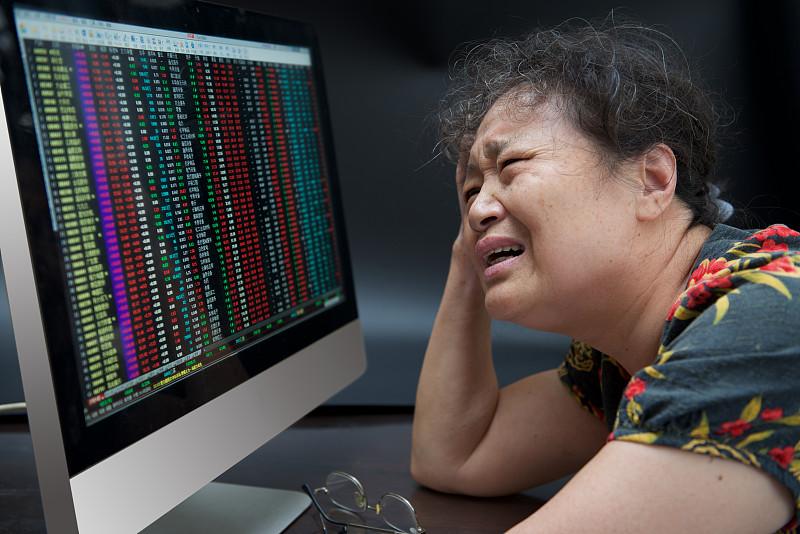 14块钱杀进去10万股，连吃三个跌停，这酸爽，我隔着屏幕都闻到肉疼了。兄弟，