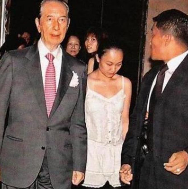 2007年，85岁的赌王中风入院，貌不惊人的小护士邓咏诗，愿给赌王擦身体，结果没