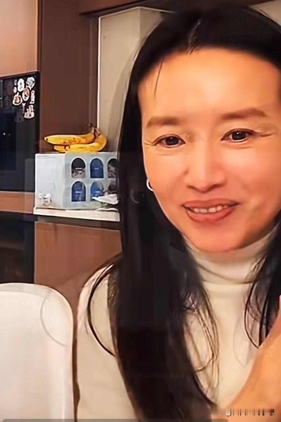 第一次看董洁演的《金粉世家》里的冷清秋演的真好，那种清纯可人的的气质让很多人记住
