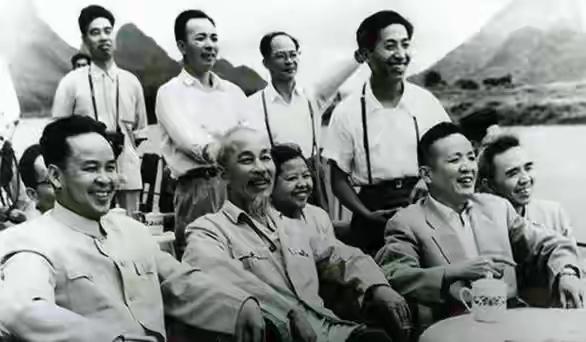 开国上将韦国清病逝，越南将领不顾中越开战的风险，前来悼念。八宝山的追悼会，来