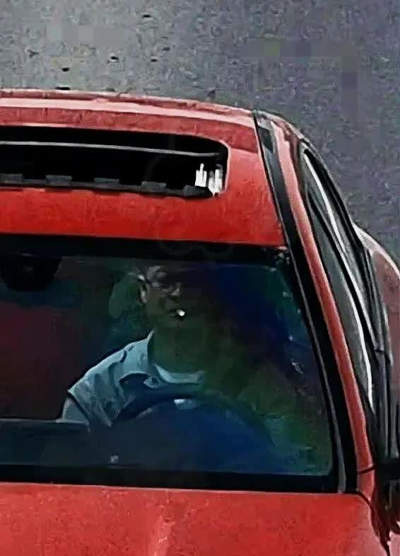 男子高速开车，收到“吸烟违章”罚单直接懵——他从不抽烟！看照片，驾驶位那团黑，咋