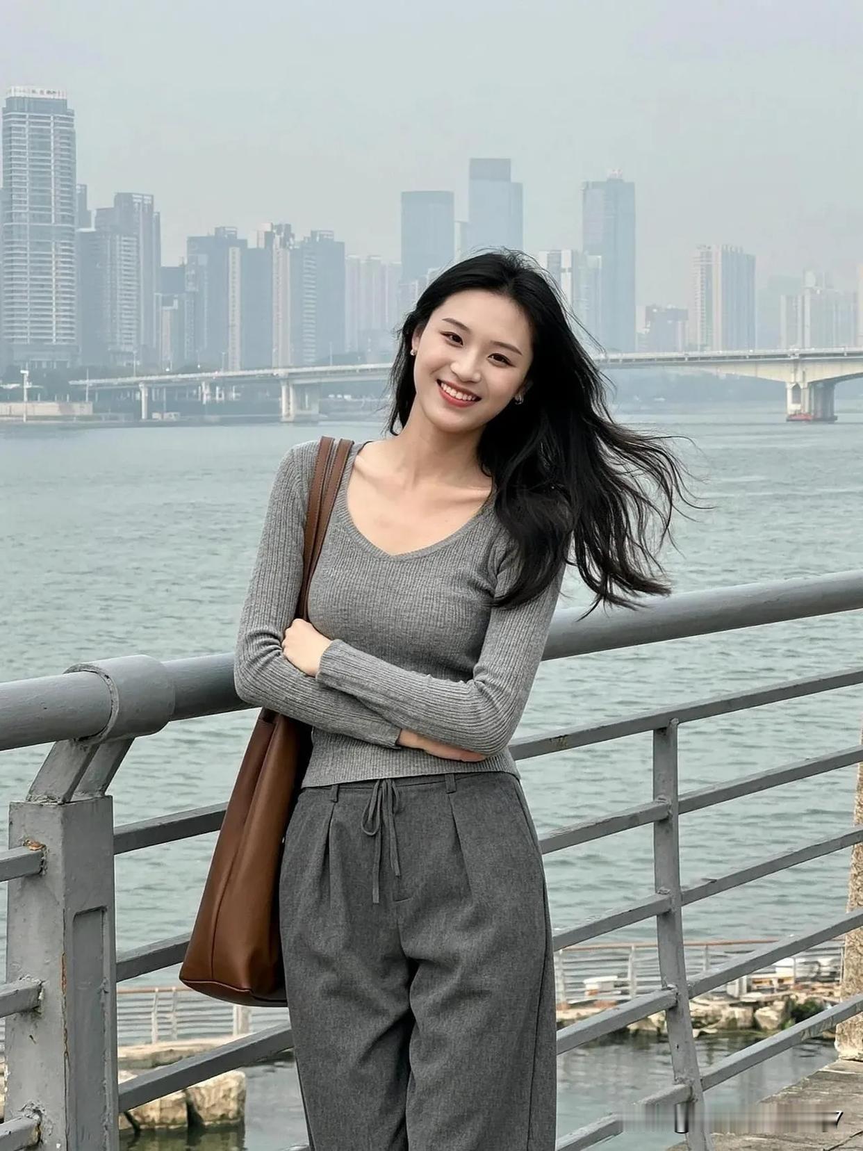 城市天际线下的微笑，真的能让人感受到时尚与自然的完美融合。就像纽约天际线的摄影作