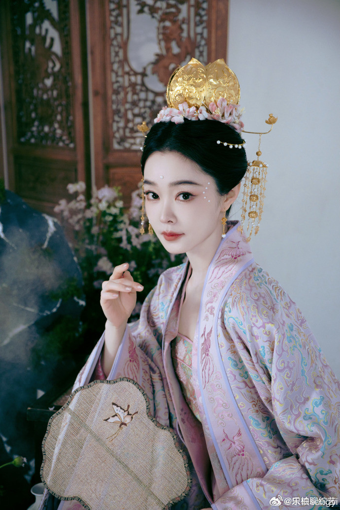 宋轶粉衣珍珠妆宋轶珍珠脸链和古典的妆容的适配度真的是太高了呀，这才是真正的传统
