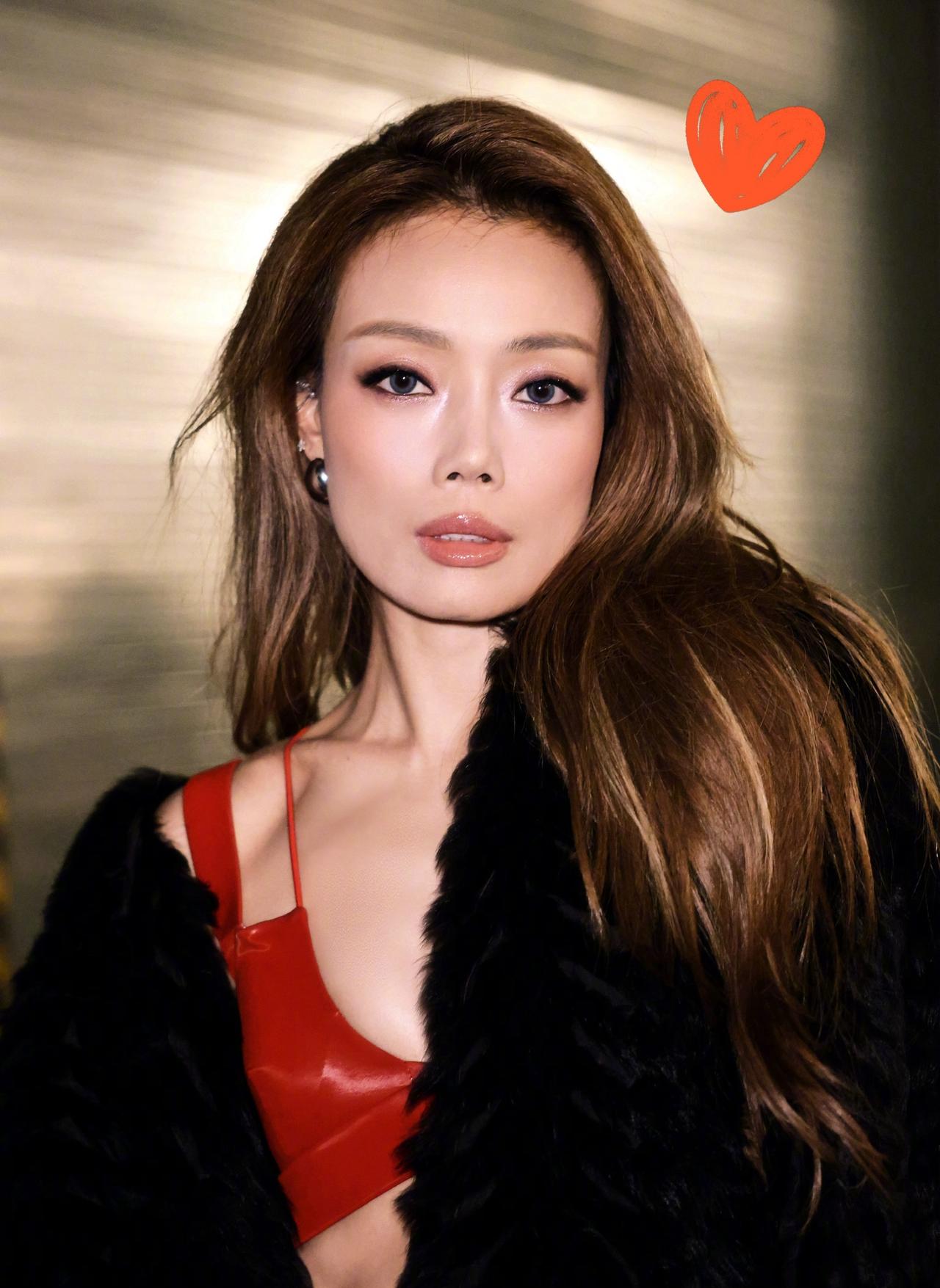 真的搞不懂容祖儿，45岁的年纪，换别人早该发福臃肿、体态松弛了吧？可她偏偏